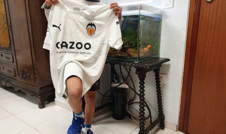 El Alumno Mario Rovira Monteagudo nos ha traído los regalos del Valencia Club de Fútbol