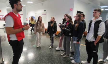 El alumnado de 2º de bachillerato de Agustinos Valencia visita la Universitat de València (UV)