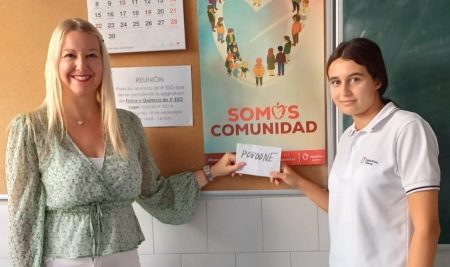 UNA DE NUESTRAS ALUMNAS DE SECUNDARIA DESPLAZADA POR LA DANA RECIBE UNA AYUDA LLEGADA DESDE AGUSTINOS PRAGA