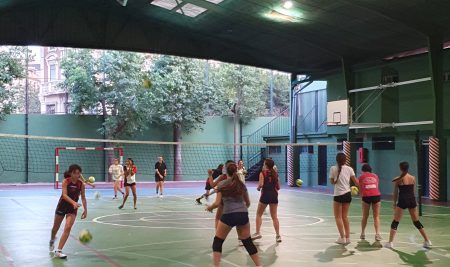 Las extraescolares ya están en marcha, por ejemplo el Voley, informática, patinaje, tenis …