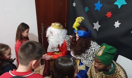 Los Reyes Magos que pasaron por el colegio están ya muy cerca de las casas familiares.