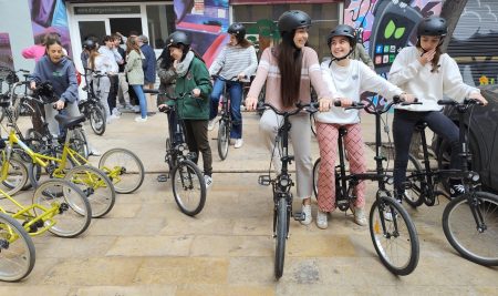 Los alumnos de 1º de bachillerato de Agustinos  visitan el patrimonio cultural de Valencia en bicicleta.