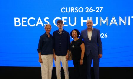 Nicolás Vivó Plá, de Agustinos Valencia recibe la beca Humanitas del CEU